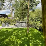 6pers Boshuis -hottub Jacuzzi- 'de Groene Specht' *