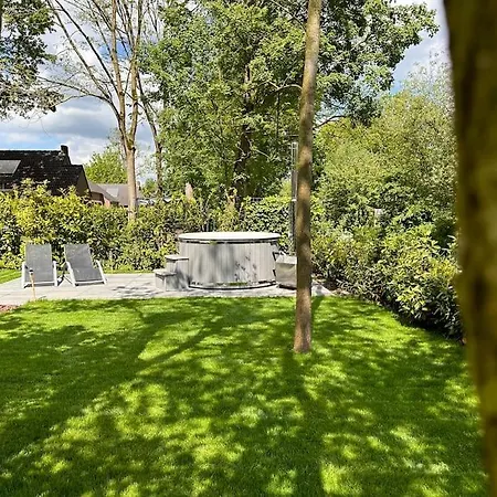 6pers Boshuis -hottub Jacuzzi- 'de Groene Specht' *