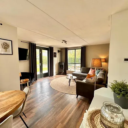 6pers Boshuis -hottub Jacuzzi- 'de Groene Specht'