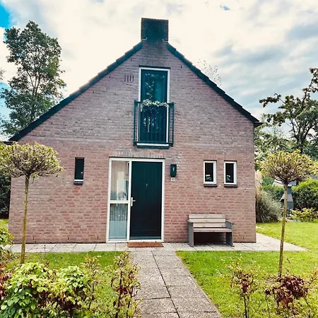 6pers Boshuis -hottub Jacuzzi- 'de Groene Specht' * Ewijk