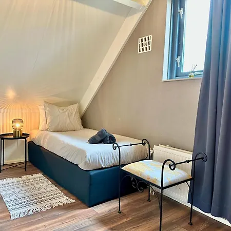 Holiday home 6pers Boshuis -hottub Jacuzzi- 'de Groene Specht' Ewijk