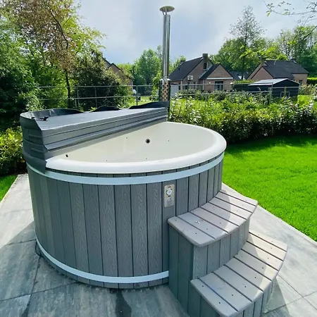 בית נופש 6pers Boshuis -hottub Jacuzzi- 'de Groene Specht'