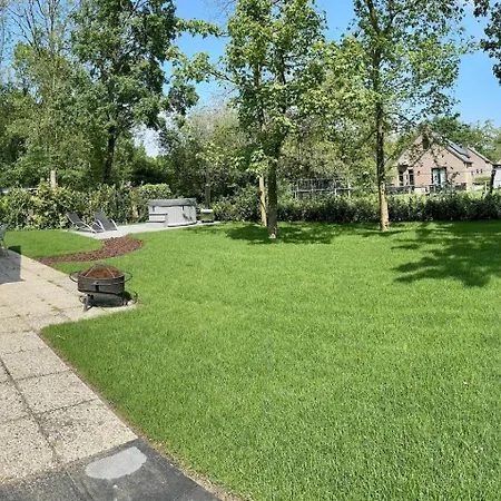 6pers Boshuis -hottub Jacuzzi- 'de Groene Specht' Сasa de vacaciones Ewijk
