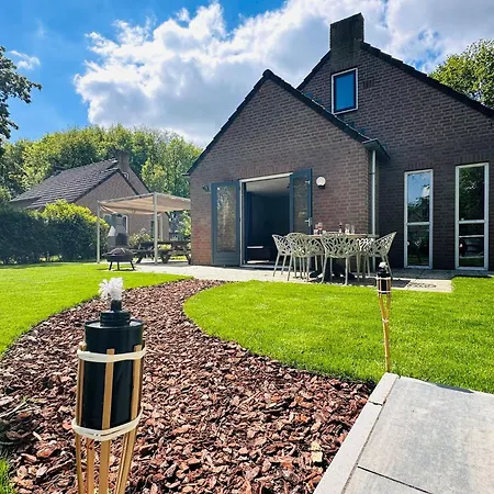 6pers Boshuis -hottub Jacuzzi- 'de Groene Specht'