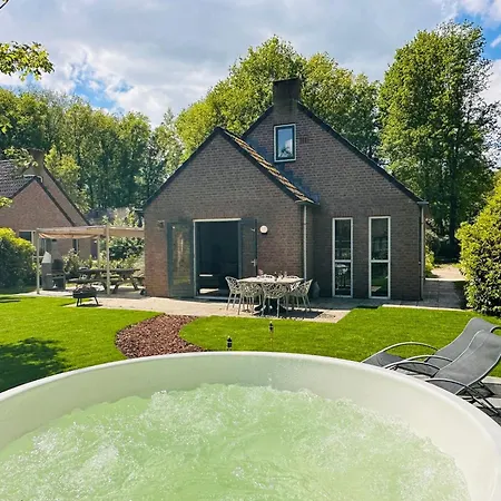 6pers Boshuis -hottub Jacuzzi- 'de Groene Specht' Ewijk