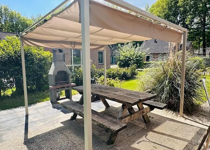 6pers Boshuis -hottub Jacuzzi- 'de Groene Specht'