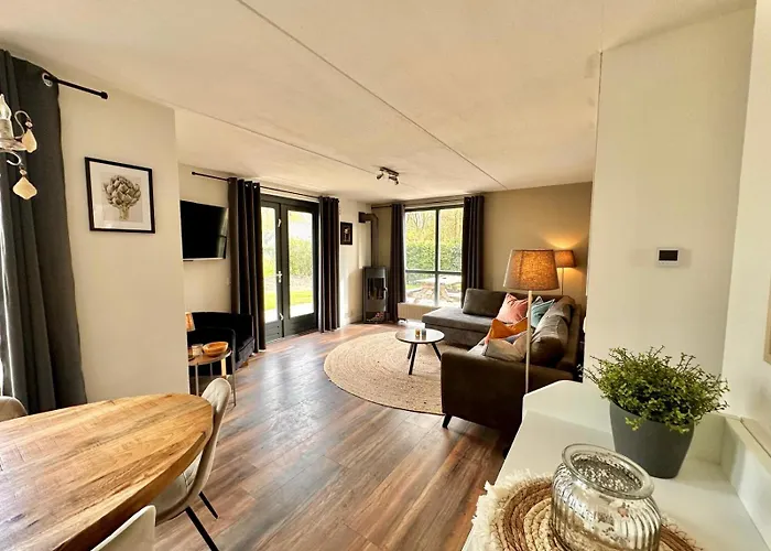 6pers Boshuis -hottub Jacuzzi- 'de Groene Specht'