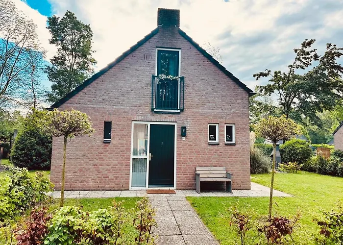 6pers Boshuis -hottub Jacuzzi- 'de Groene Specht' * Ewijk