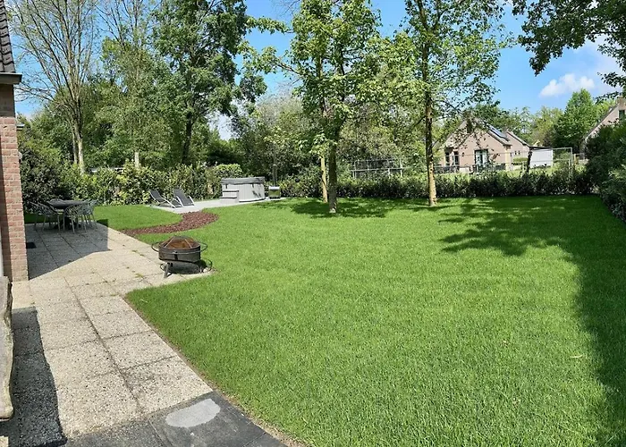 6pers Boshuis -hottub Jacuzzi- 'de Groene Specht' Dom wakacyjny Ewijk