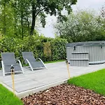 6pers Boshuis -hottub Jacuzzi- 'de Groene Specht' Semesterbostad Ewijk