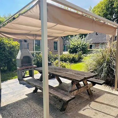 6pers Boshuis -hottub Jacuzzi- 'de Groene Specht'