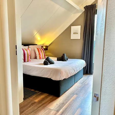 6pers Boshuis -hottub Jacuzzi- 'de Groene Specht' Ferienhaus Ewijk